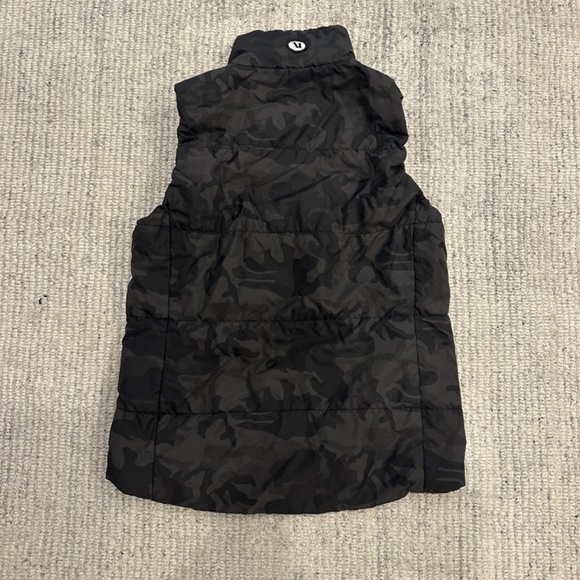 Vuori Truckee Insulated Modern Fit Lightweight Full Zip Vest Camo Size S - Picture 2 of 4